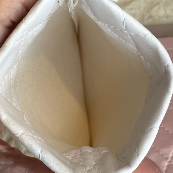 QUILTED FAUX LEATHER EYE GLASS CASE WHITE - Picture 5 of 7